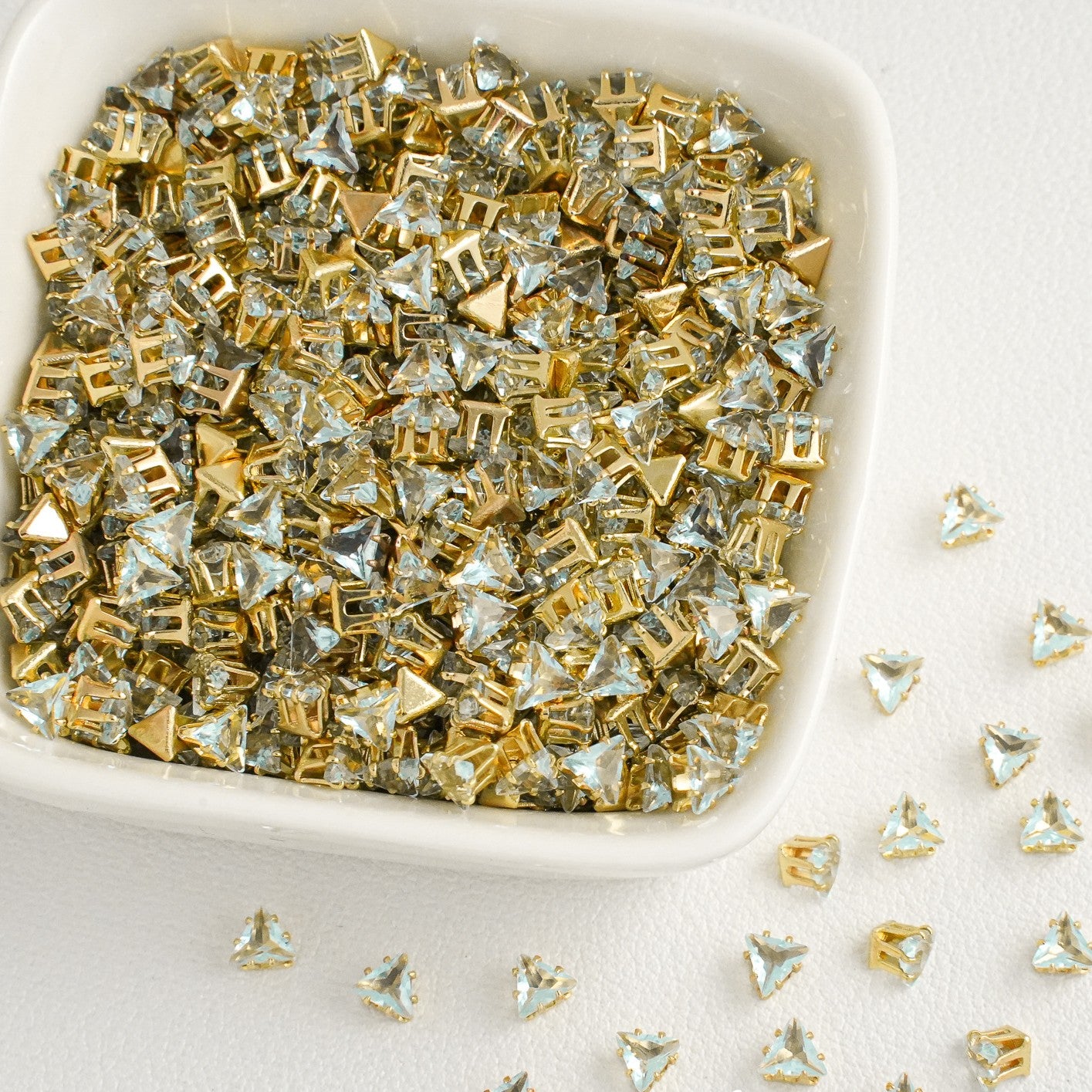 (30pcs)4MM Triangle Gold Base Prong-set CZs