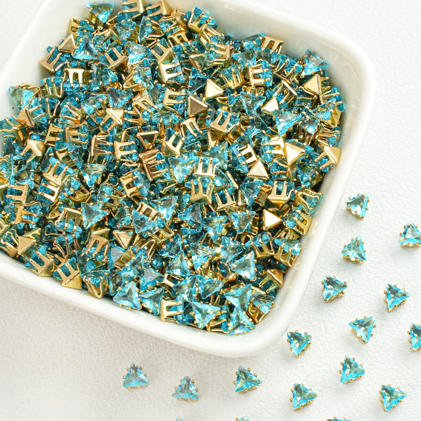 (30pcs)4MM Triangle Gold Base Prong-set CZs