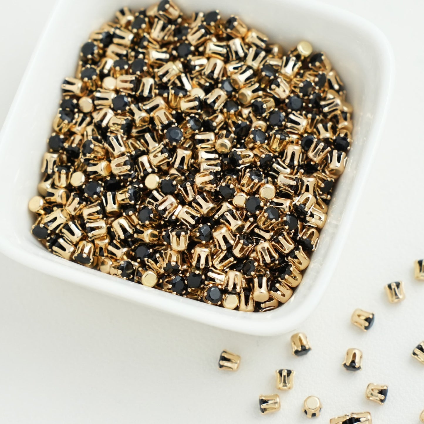 (30pcs)3MM Round Gold Base Prong-set CZs
