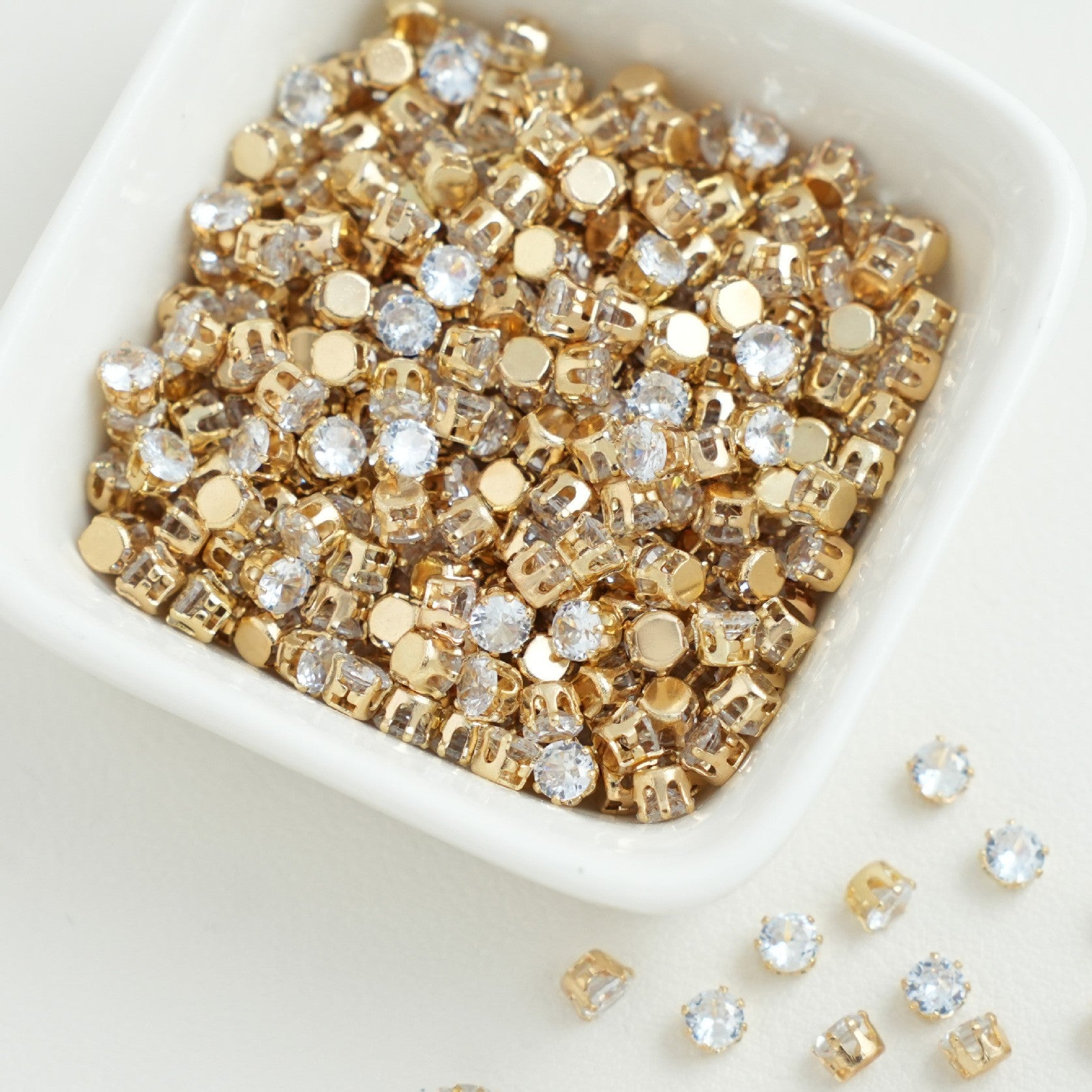 (30pcs)4MM Round Gold Base Prong-set CZs