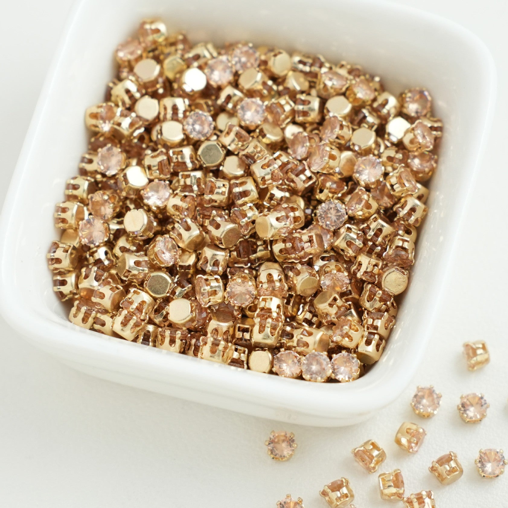 (30pcs)4MM Round Gold Base Prong-set CZs