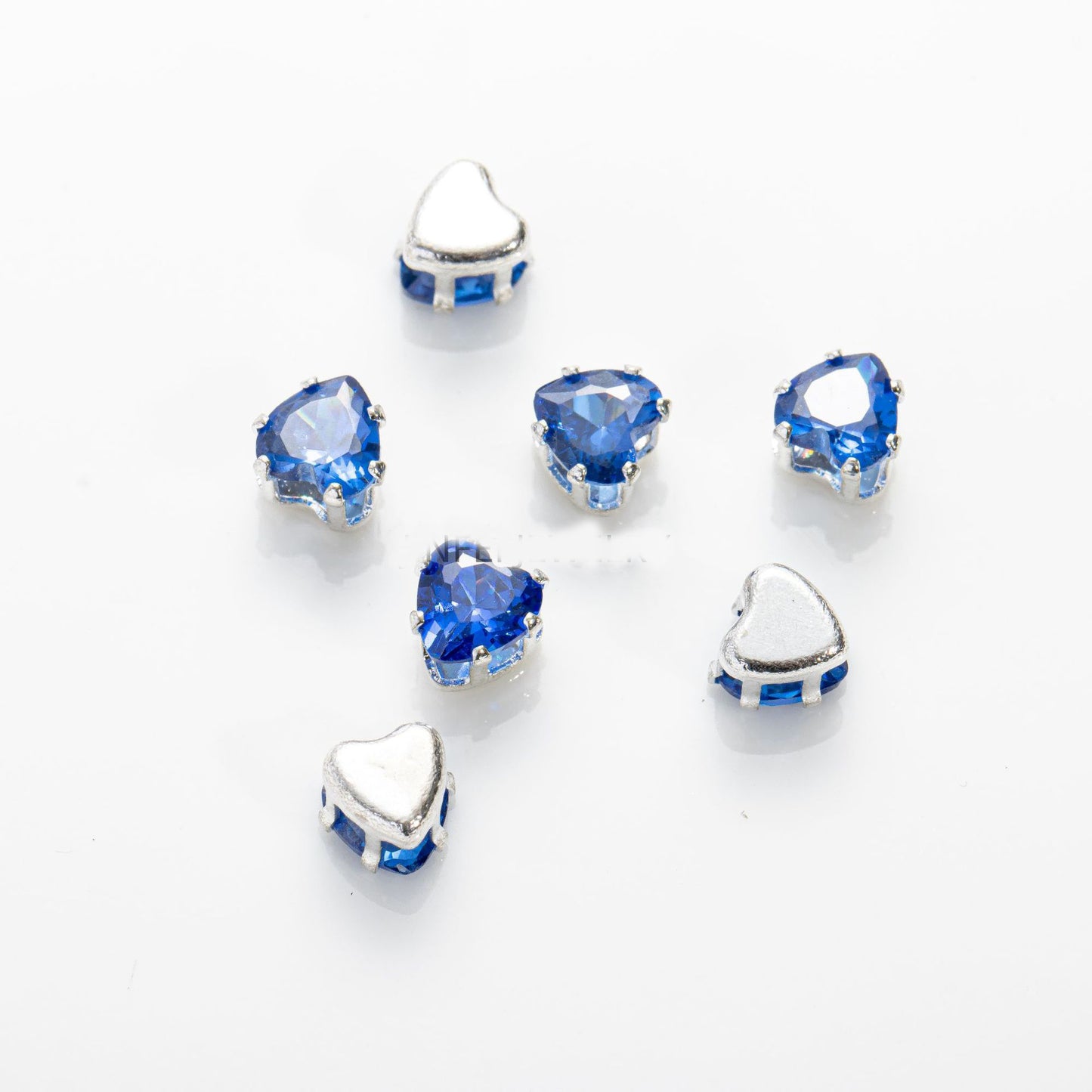 خرز على شكل قلب بقطر 6 مم وقاعدة فضية - 100 قطعة