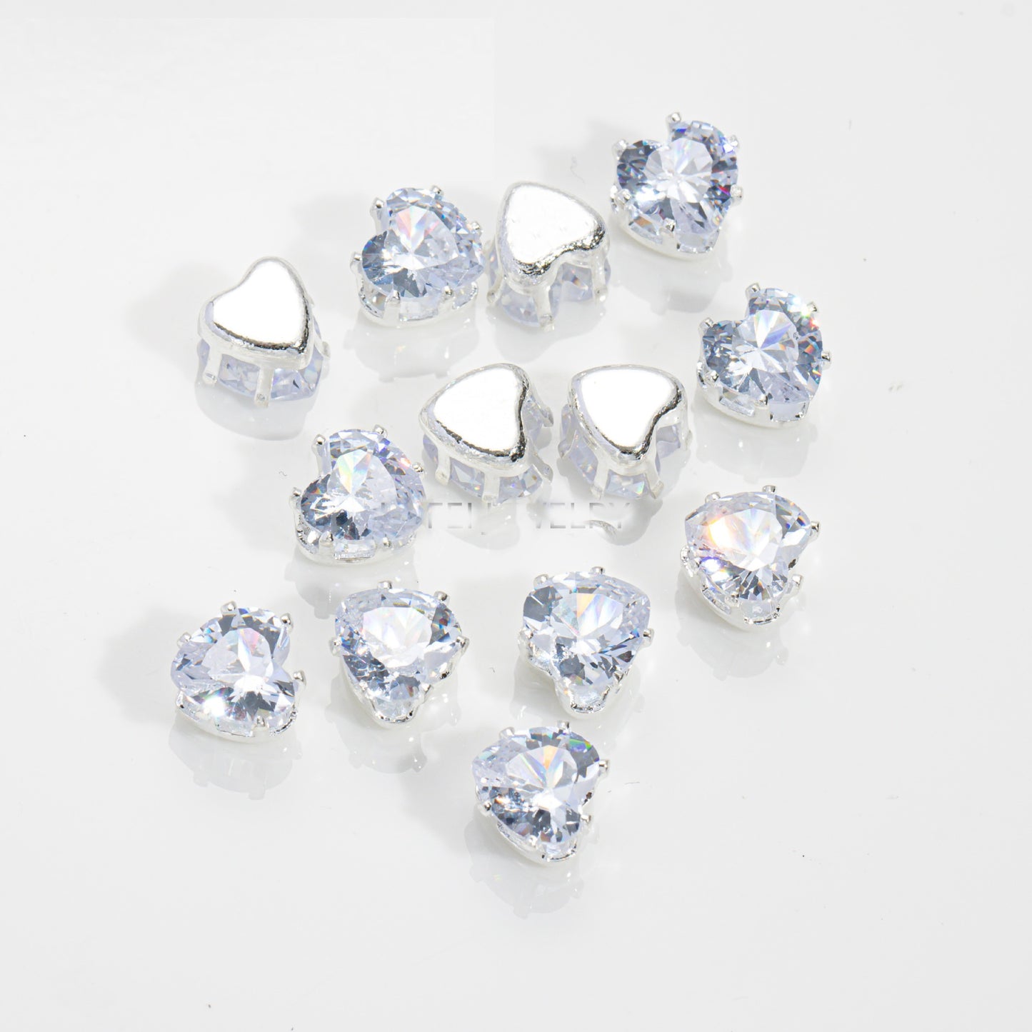 خرز على شكل قلب بقطر 6 مم وقاعدة فضية - 100 قطعة